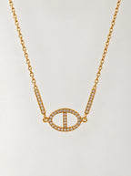 Detailaufnahme der Dolce Halskette in Gold mit funkelnden Zirkonia-Steinen im ovalen Glied