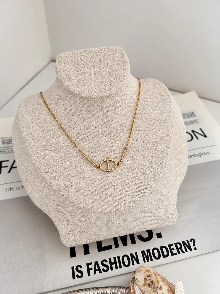 Dolce Halskette in Gold mit ovalem Zirkonia-Glied auf heller Schmuckbüste