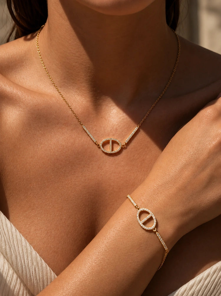 Frau trägt die Dolce Halskette in Gold mit Pavé-Zirkonia am Dekolleté zum cremefarbenen Top