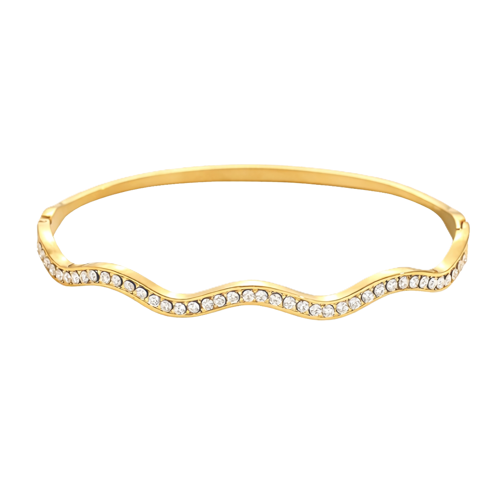 Serena Armreif in Gold aus 18k vergoldetem Edelstahl mit funkelndem Zirkonia-Besatz in Wellenform vor weißem Hintergrund.