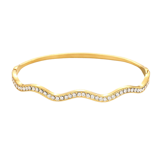 Eleganter vergoldeter Edelstahl Armreif in Wellenform mit funkelnden Zirkonia-Steinen