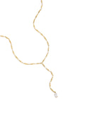 Elegante Mila Y-Halskette aus 14k vergoldetem Edelstahl mit Marquise-Schliff Zirkonia-Kristall getragen zu einem weißen Blazer.