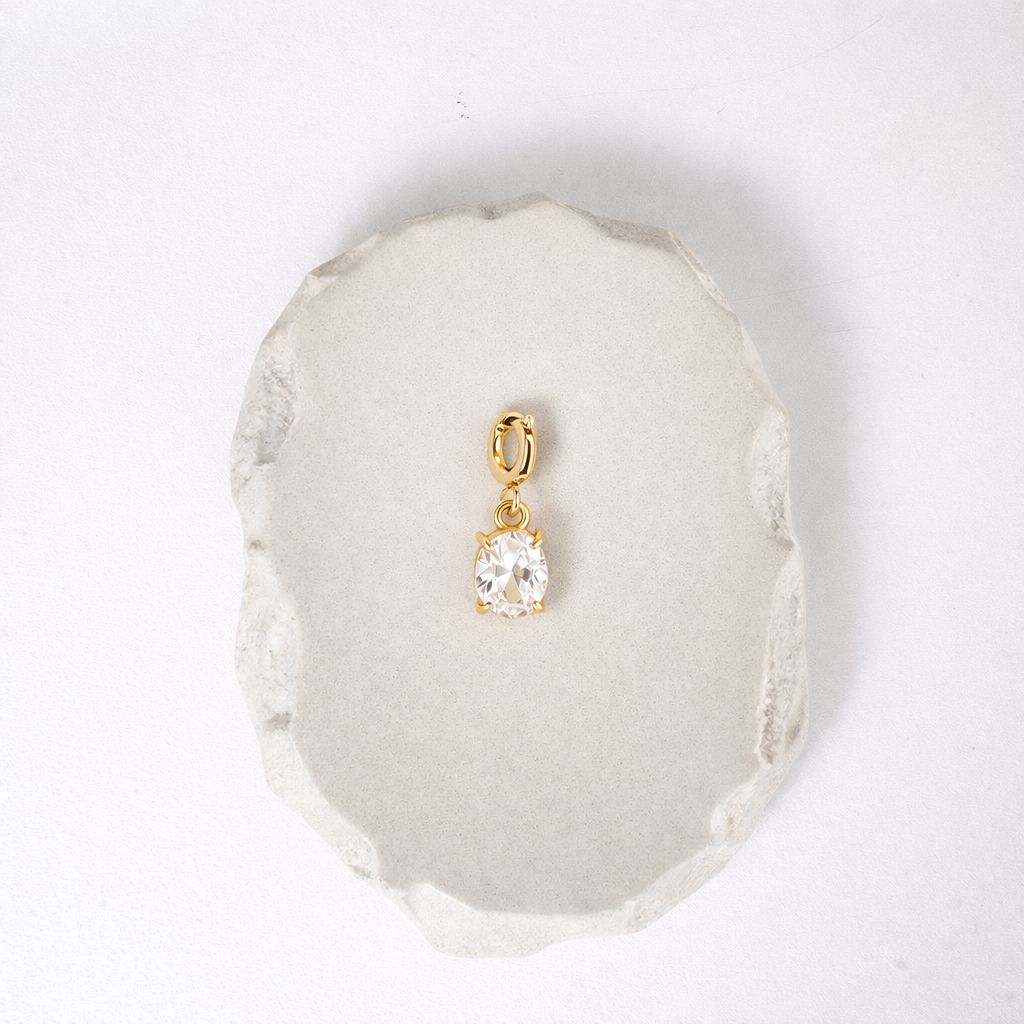 Oval Radiance Charm aus 14K vergoldetem Edelstahl mit funkelndem ovalem Zirkonia, abnehmbarer verspielter Schmuckanhänger für Kette oder Armband.