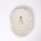 Oval Radiance Charm aus 14K vergoldetem Edelstahl mit funkelndem ovalem Zirkonia, abnehmbarer verspielter Schmuckanhänger für Kette oder Armband.