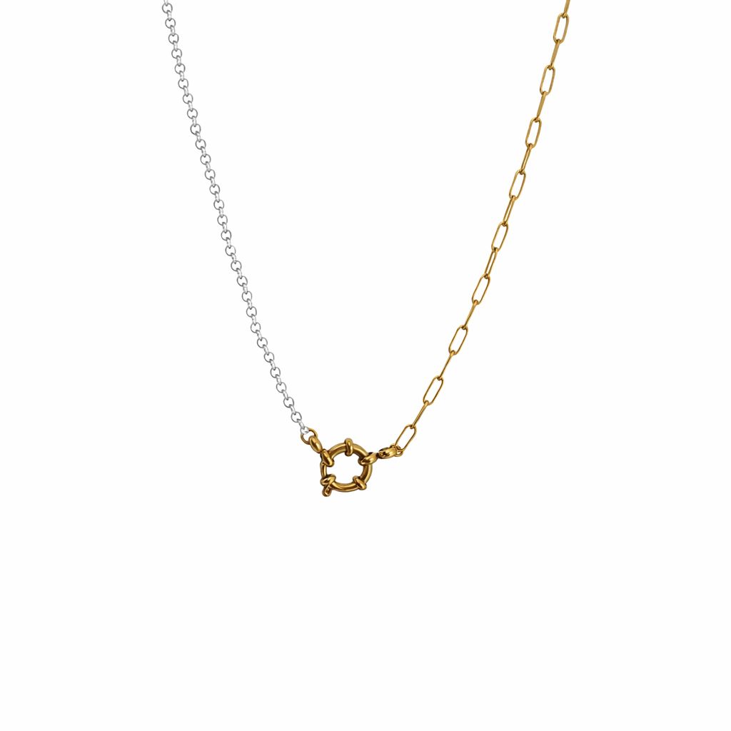 Detailansicht der Pearl Loop Halskette 40cm aus 14k vergoldetem Edelstahl und weißen Kunstperlen, modernes Half-and-Half-Design mit dekorativem Ringverschluss vor weißem Hintergrund.