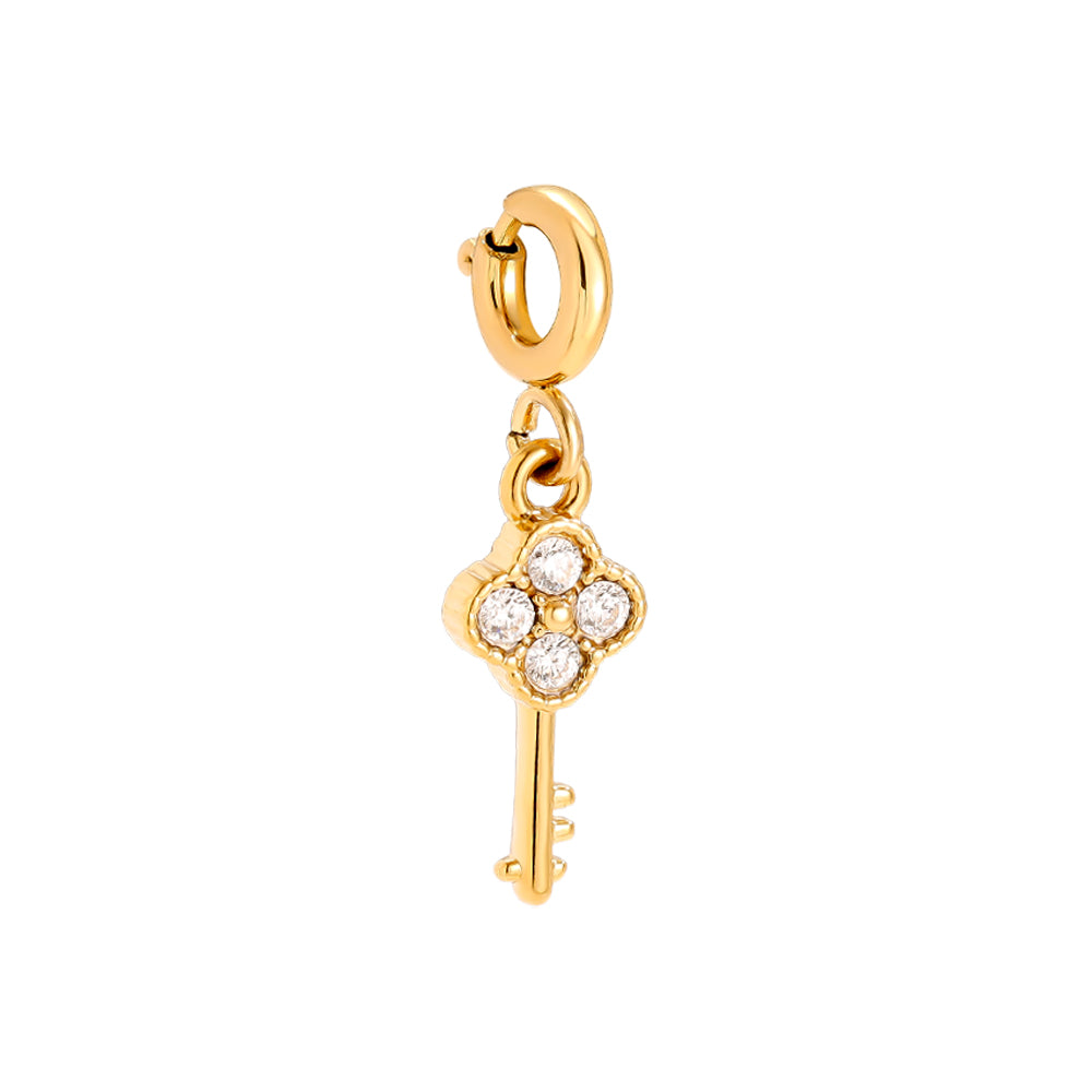 Goldener Schlüssel-Charm "Key to my Heart" aus 14k vergoldetem Edelstahl mit vier funkelnden Zirkonia-Steinen und Klick-Verschluss vor weißem Hintergrund.