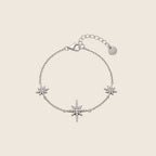 Filigranes Elara Armband aus silberfarbenem Edelstahl mit drei Zirkonia-Nordsternen flach gelagert.