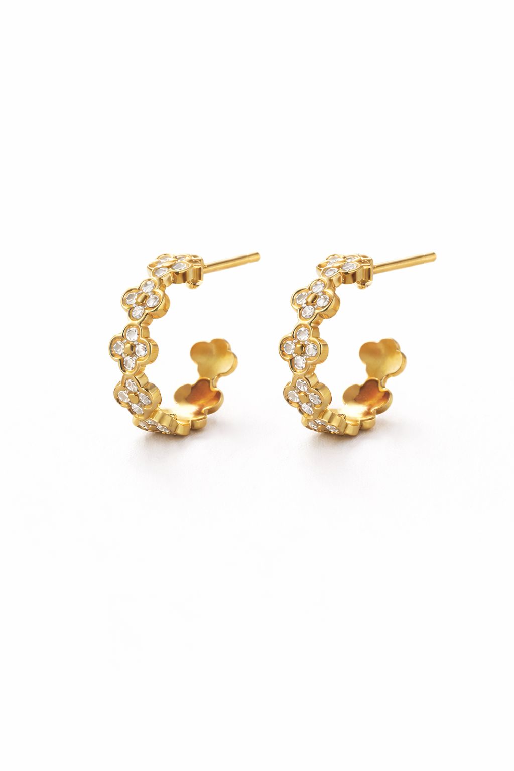 Goldene Elara Ohrringe aus Edelstahl mit Zirkonia Kleeblatt-Design.