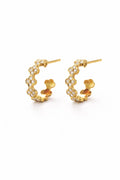 Goldene Elara Ohrringe aus Edelstahl mit Zirkonia Kleeblatt-Design.