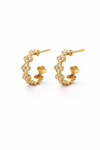 Goldene Elara Ohrringe aus Edelstahl mit Zirkonia Kleeblatt-Design.