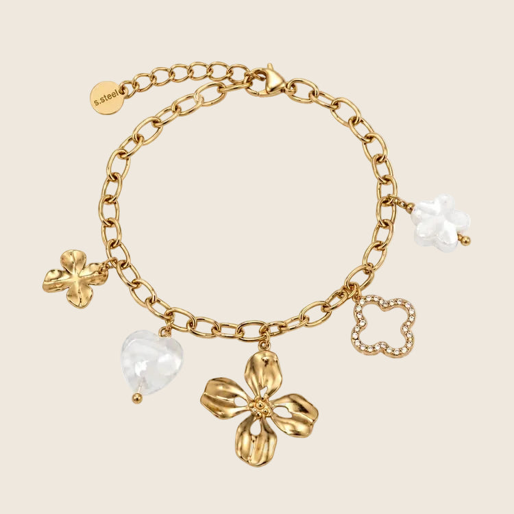 Freigestellte Produktansicht des Elicia Armbands in Gold mit Charms in Blüten- und Herzform sowie Zirkonia.