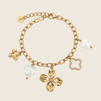 Freigestellte Produktansicht des Elicia Armbands in Gold mit Charms in Blüten- und Herzform sowie Zirkonia.