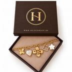 Elicia Gold-Charm-Armband aus Edelstahl elegant präsentiert in einer braunen Schmuckbox.