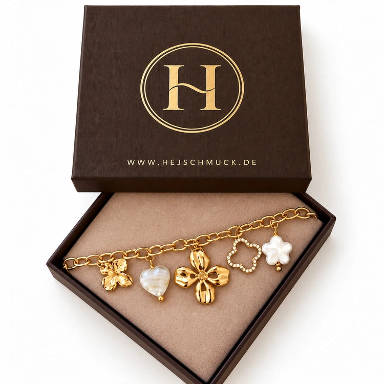 Elicia Gold-Charm-Armband aus Edelstahl elegant präsentiert in einer braunen Schmuckbox.