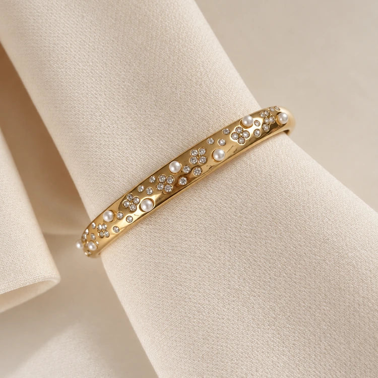 Ellani Cuff Armreif vergoldet Bangle Ansicht auf hellem Hintergrund