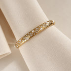 Ellani Cuff Armreif vergoldet Bangle Ansicht auf hellem Hintergrund