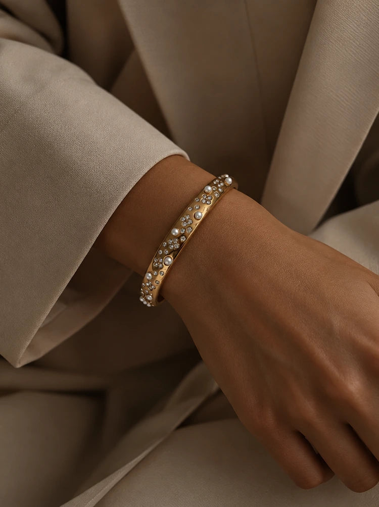 Getragener Ellani Cuff Armreif Gold am Handgelenk