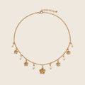 Fiora Halskette in Gold mit Blüten-Charms und kleinen Perlen, Edelstahl 14k vergoldet