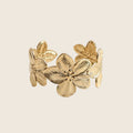 Florencia Bangle Armreif aus 14k vergoldetem Edelstahl im offenen Design mit plastischen Blütenmotiven.