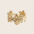 Florencia Bangle Armreif aus 14k vergoldetem Edelstahl im offenen Design mit plastischen Blütenmotiven.
