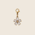 Freigestellter Flower Charm Blüten-Anhänger aus 14k vergoldetem Edelstahl mit funkelnden Tropfen-Zirkonia-Blütenblättern und Karabinerverschluss.