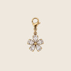 Freigestellter Flower Charm Blüten-Anhänger aus 14k vergoldetem Edelstahl mit funkelnden Tropfen-Zirkonia-Blütenblättern und Karabinerverschluss.