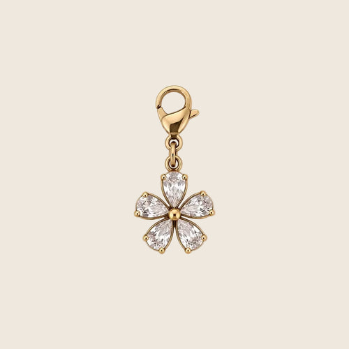 Freigestellter Flower Charm Blüten-Anhänger aus 14k vergoldetem Edelstahl mit funkelnden Tropfen-Zirkonia-Blütenblättern und Karabinerverschluss.