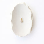 Goldfarbener Blumen-Anhänger aus 14k vergoldetem Edelstahl mit sechs großen Zirkonia-Steinen und einem runden Spring-Clasp-Verschluss auf weißem Hintergrund.