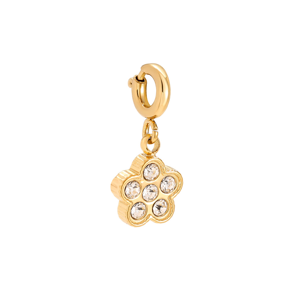 Goldfarbener Blumen-Anhänger aus 14k vergoldetem Edelstahl mit sechs großen Zirkonia-Steinen und einem runden Spring-Clasp-Verschluss auf weißem Hintergrund.