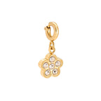 Goldfarbener Blumen-Anhänger aus 14k vergoldetem Edelstahl mit sechs großen Zirkonia-Steinen und einem runden Spring-Clasp-Verschluss auf weißem Hintergrund.