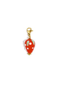 Fragolita Erdbeere Charm von hejschmuck aus rotem Glas und Edelstahl mit weißen Punkten