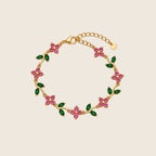 Gardenia Armband aus 14k vergoldetem Edelstahl mit rosa Zirkonia-Blüten und grünen Blättern