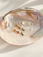 Filigrane Gardenia Blumenohrringe aus 14k vergoldetem Edelstahl auf einer irisierenden Abalone-Muschel.