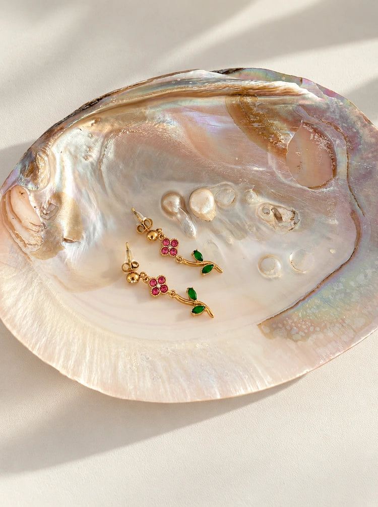 Filigrane Gardenia Blumenohrringe aus 14k vergoldetem Edelstahl auf einer irisierenden Abalone-Muschel.