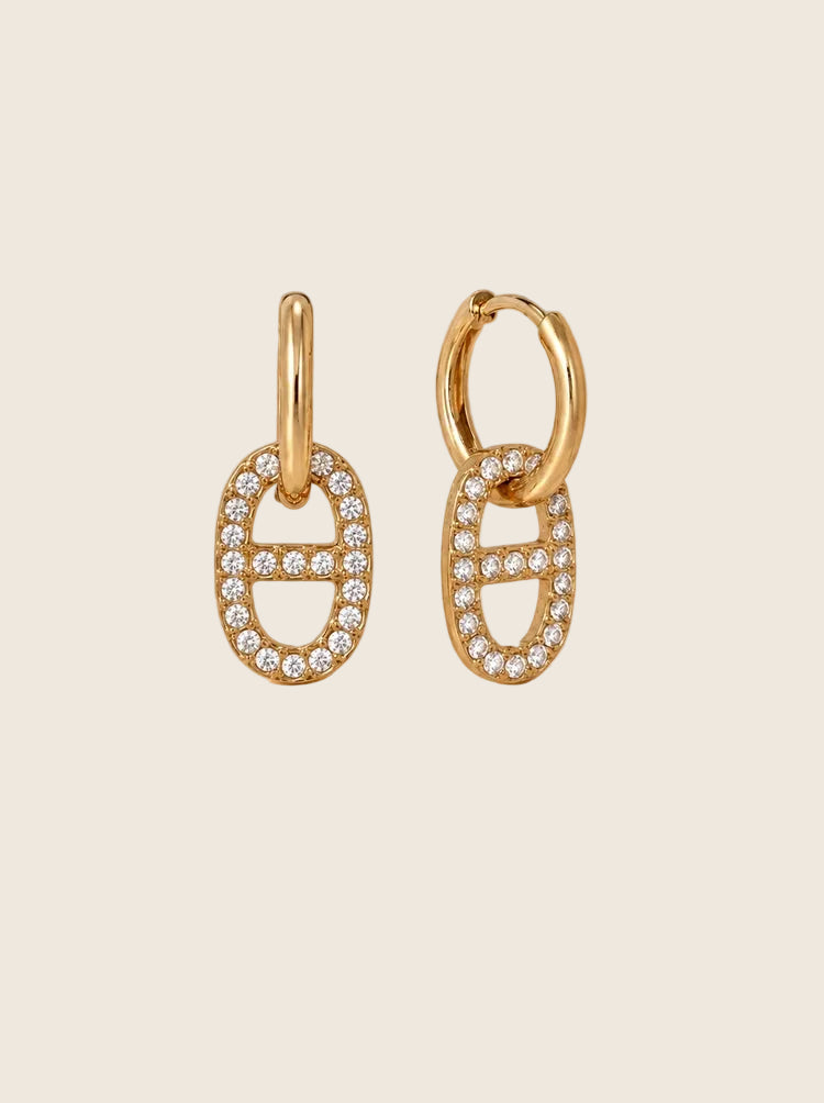 Giulia Creolen Ohrringe in Gold aus 14k vergoldetem Edelstahl mit Pavé-Zirkonia Anhängern.