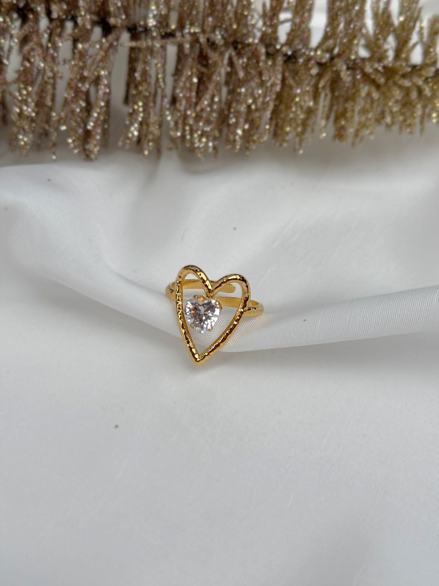 18K vergoldeter Goldring aus Edelstahl mit herzförmigem Design und funkelndem Stein