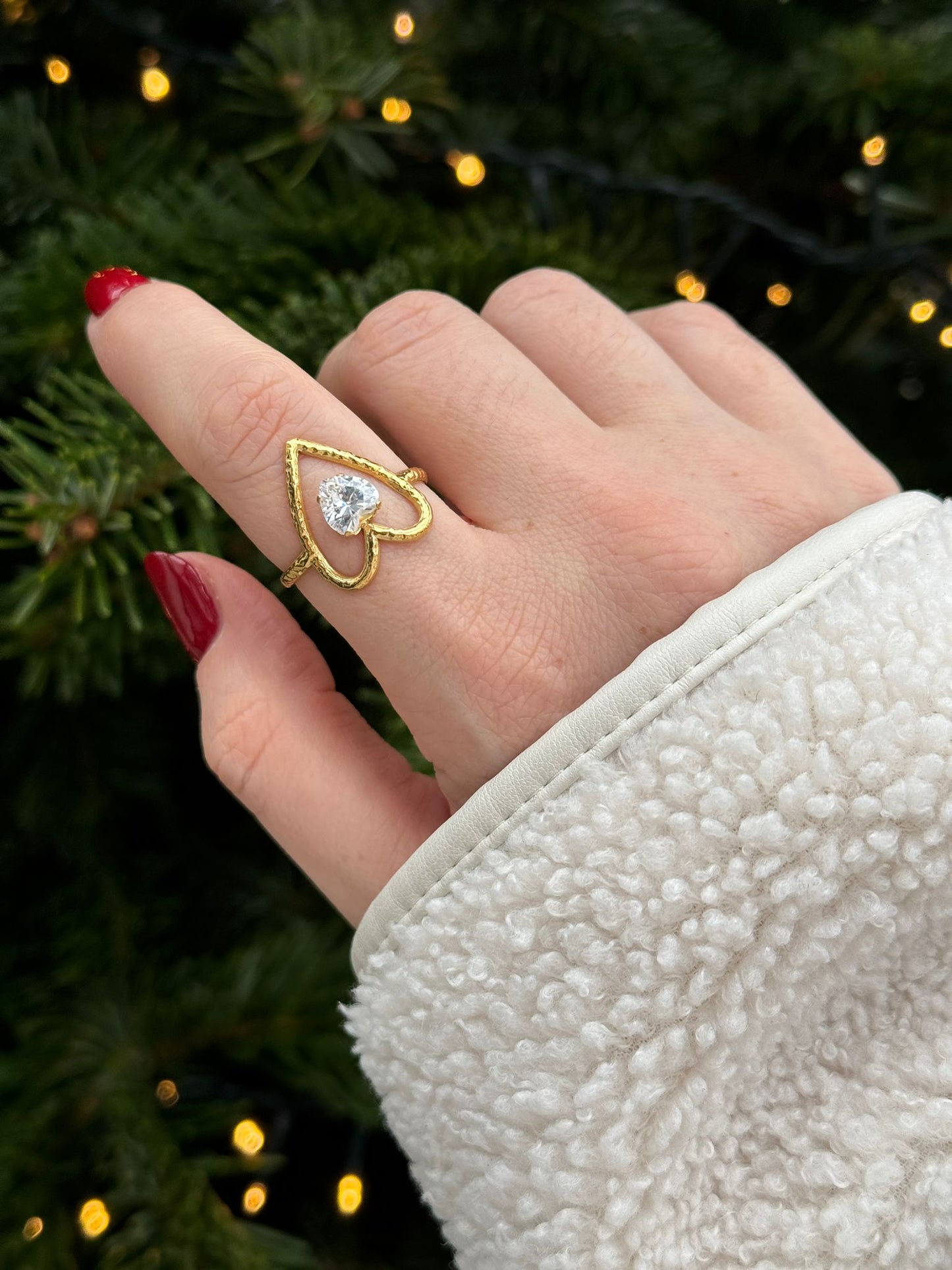 18K vergoldeter Goldring aus Edelstahl mit herzförmigem Design und funkelndem Stein