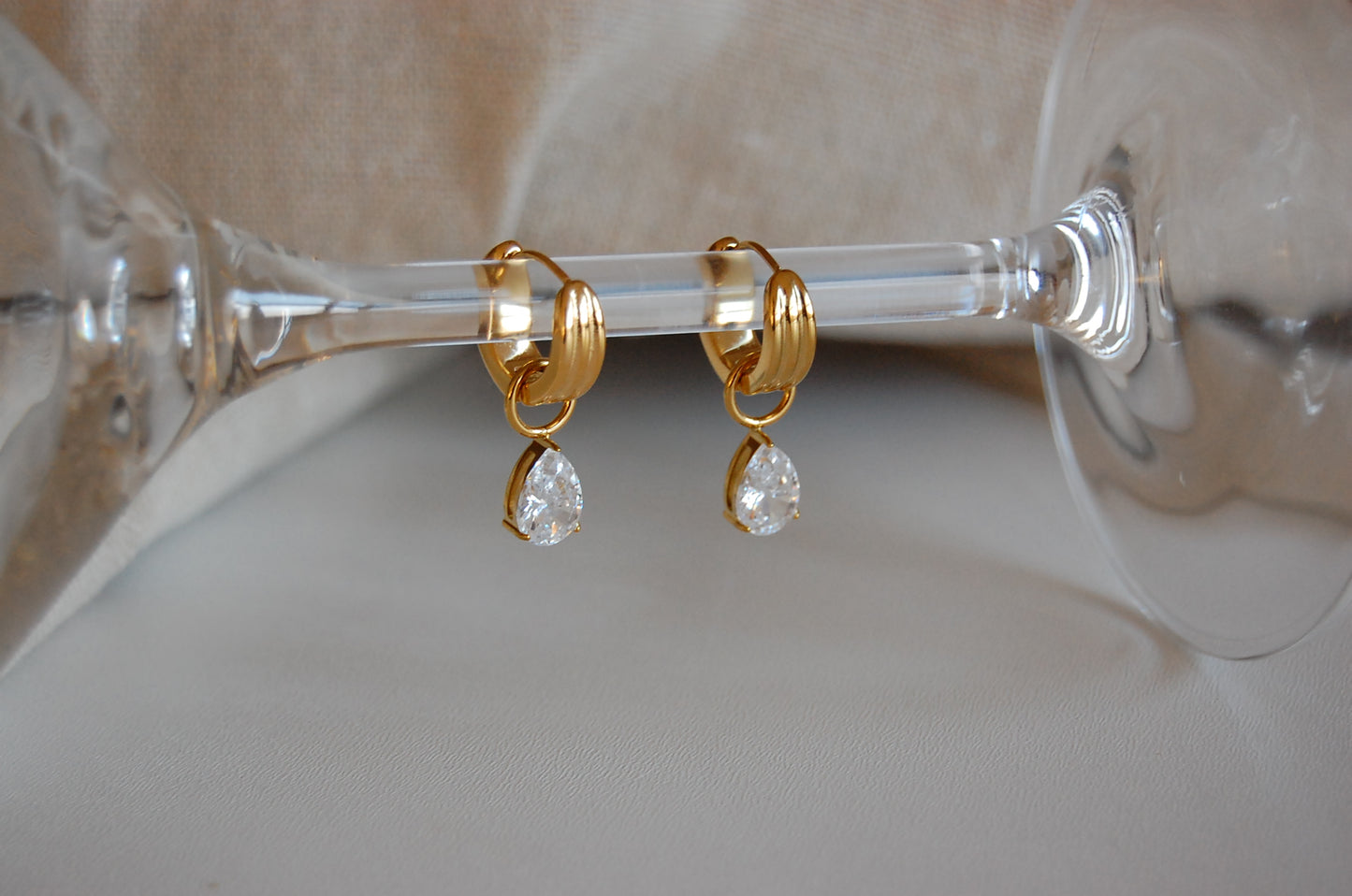 Goldene Mini Creolen aus Edelstahl mit 18K Vergoldung und funkelnden Zirkonia-Steinchen – zarter, eleganter Ohrschmuck für Damen.