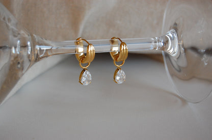 Goldene Mini Creolen aus Edelstahl mit 18K Vergoldung und funkelnden Zirkonia-Steinchen – zarter, eleganter Ohrschmuck für Damen.