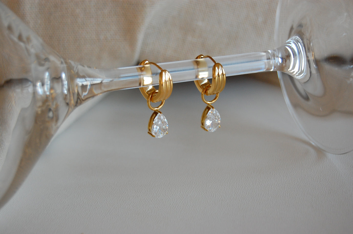 Goldene Mini Creolen aus Edelstahl mit 18K Vergoldung und funkelnden Zirkonia-Steinchen – zarter, eleganter Ohrschmuck für Damen.