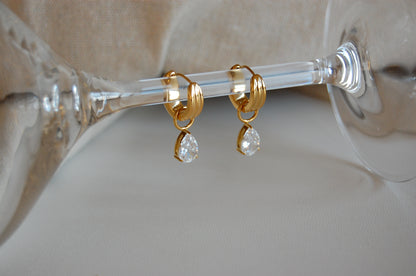 Goldene Mini Creolen aus Edelstahl mit 18K Vergoldung und funkelnden Zirkonia-Steinchen – zarter, eleganter Ohrschmuck für Damen.