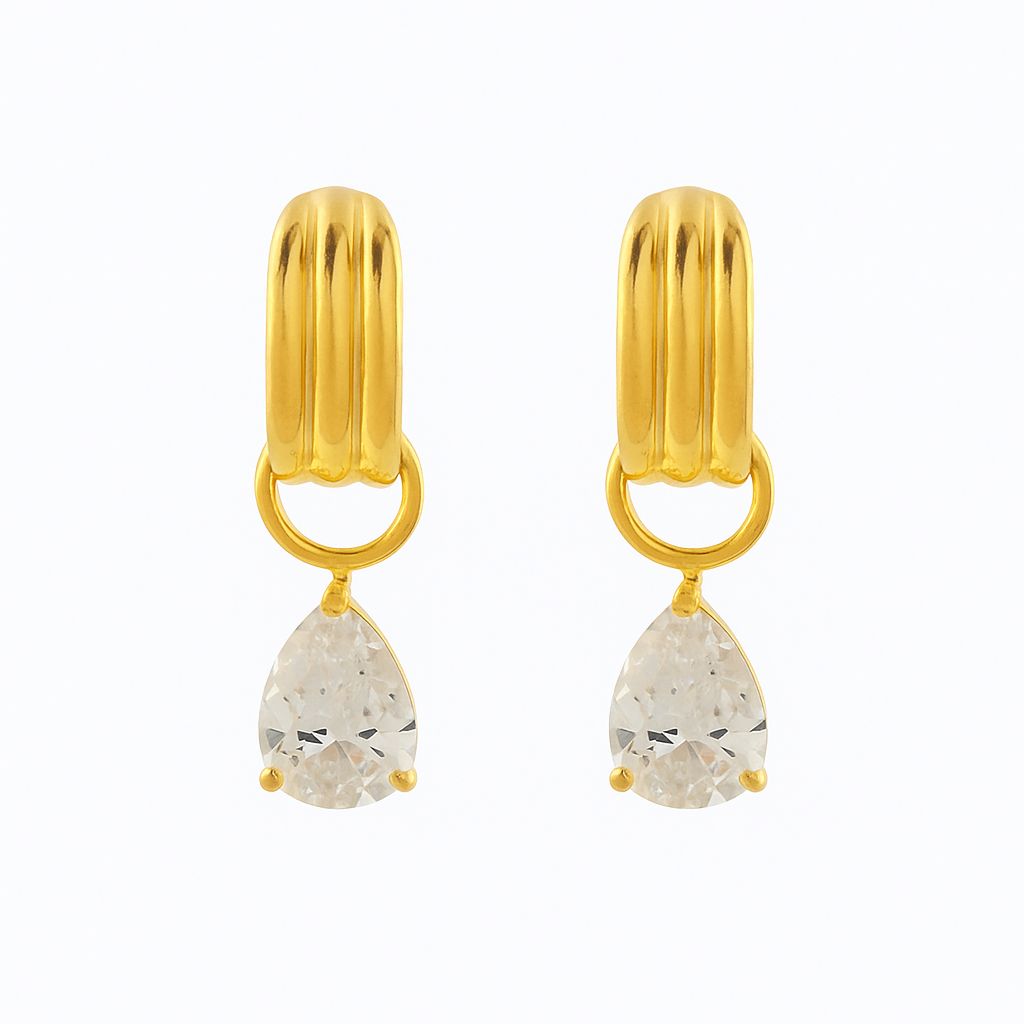 Goldene Mini Creolen aus Edelstahl mit 18K Vergoldung und funkelnden Zirkonia-Steinchen – zarter, eleganter Ohrschmuck für Damen.