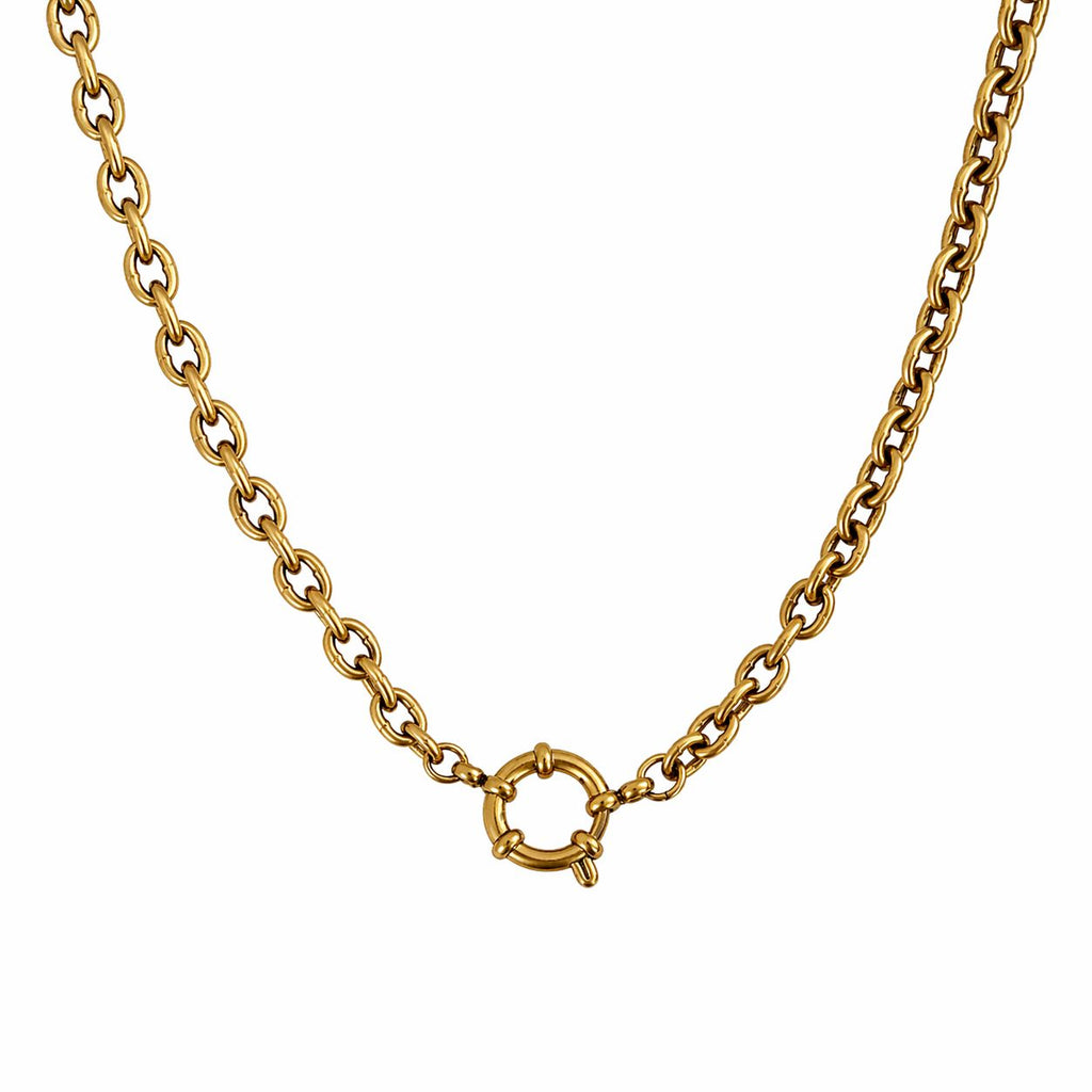 Luna Chain Halskette aus 18k vergoldetem 316L Edelstahl mit 13,6mm Ringverschluss auf weißem Hintergrund.