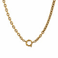 Luna Chain Halskette aus 18k vergoldetem 316L Edelstahl mit 13,6mm Ringverschluss auf weißem Hintergrund.