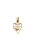 Goldener Ibiza Sun Charm Herz-Anhänger aus 18k vergoldetem Edelstahl mit filigranem Sonnenstrahlen-Design und einem funkelnden Kristall in der Mitte auf weißem Hintergrund.