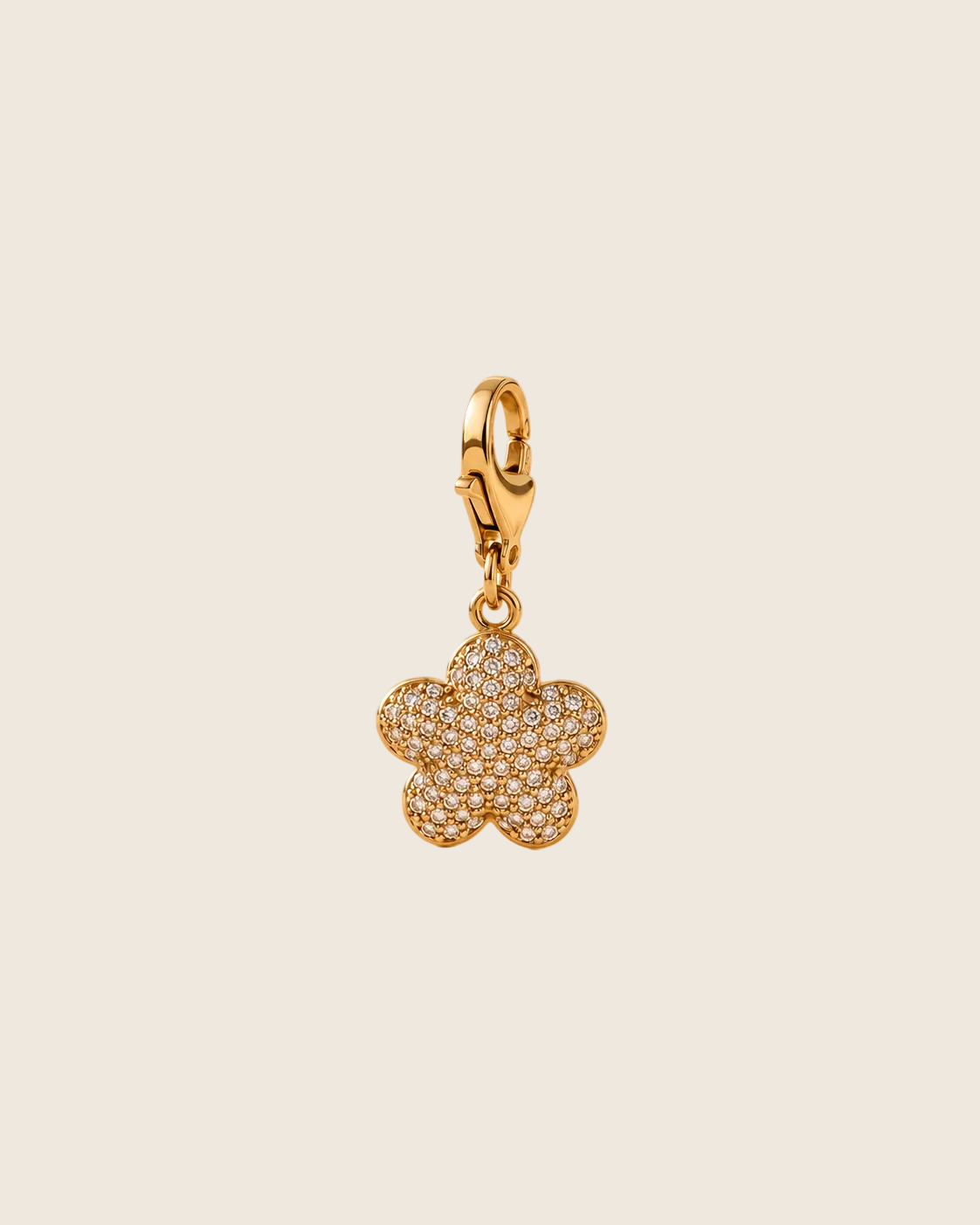 Nahaufnahme des Iced Flora Charms in Blütenform aus 14k vergoldetem Edelstahl mit dichtem Zirkonia-Pavé-Besatz und Karabinerverschluss.