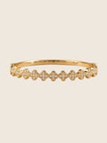 Isadora Armreif in 18k Gold aus Edelstahl mit transparenten Zirkonia-Kleeblättern.