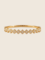 Isadora Armreif in 18k Gold aus Edelstahl mit transparenten Zirkonia-Kleeblättern.