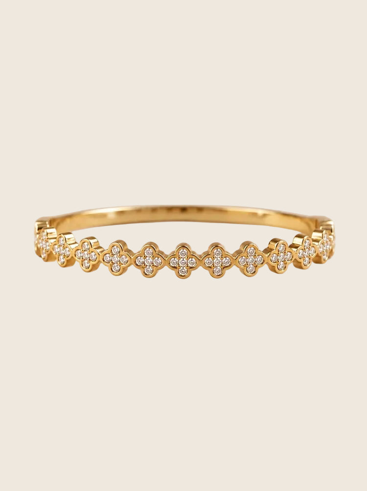 Isadora Armreif in 18k Gold aus Edelstahl mit transparenten Zirkonia-Kleeblättern.