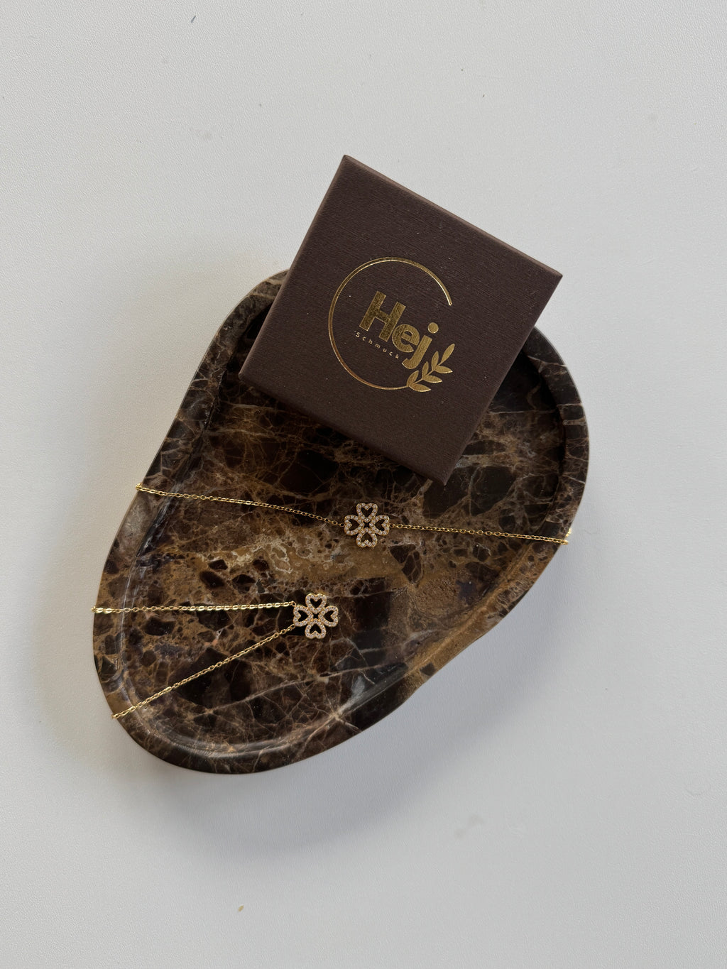 Elegante KARLA Armband aus vergoldetem Edelstahl mit feinem Kleeblattanhänger und funkelnden Zirkonia-Steinen – Symbol für Glück und Stil.